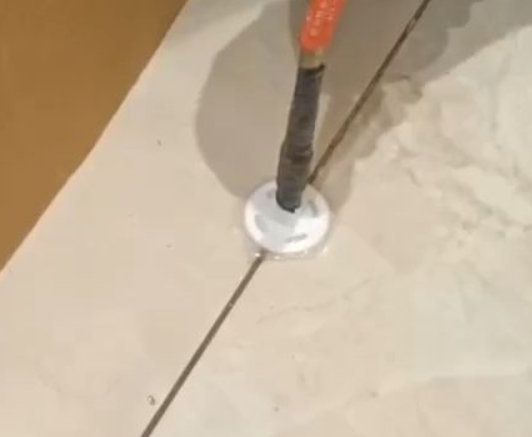 乌伊岭瓷砖空鼓维修公司专业解答瓷砖在铺贴过程中，如果没有涂抹均匀到位的粘结材料（如水泥砂浆或瓷砖胶），可能会导致以下问题